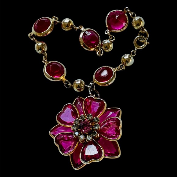 Vintage Jewelry - Vintage Mid-Century Goldtone And Pink Glass Bracelet With Large 3D Flower Charm